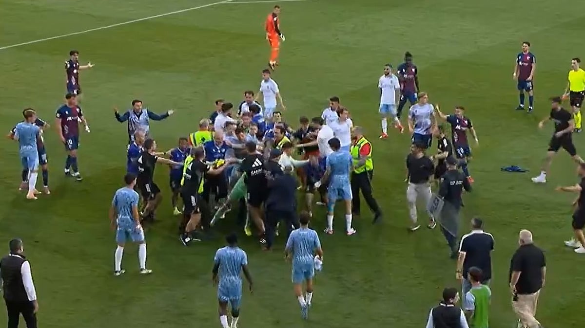 X/Laligatv : Red-Carded Goalkeeper Punches Opponent, Sparks Brawl In Spain - Watch Video