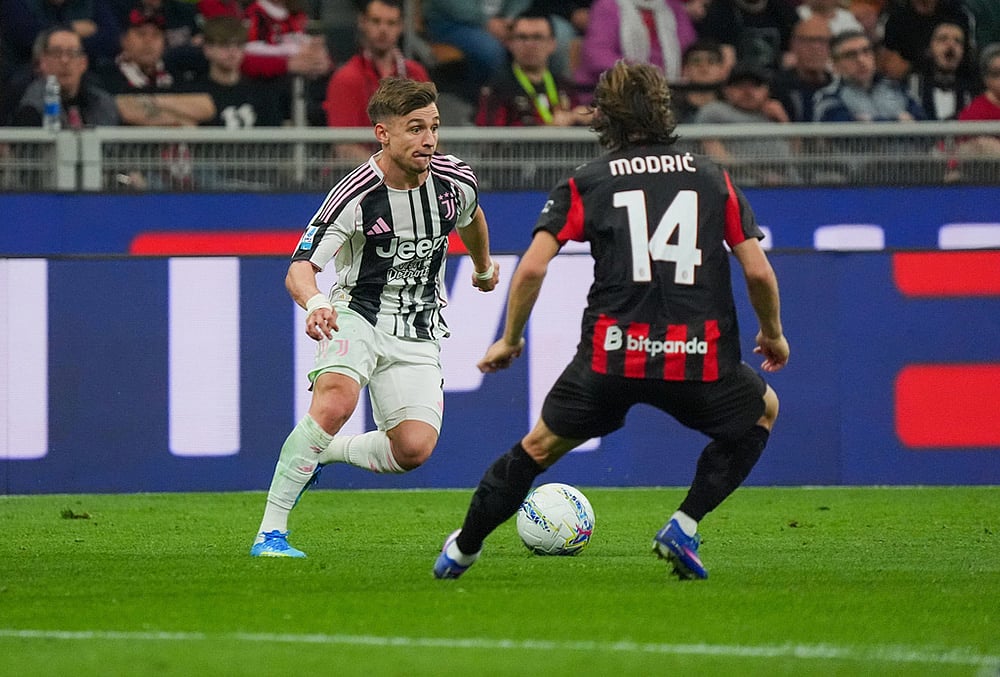 | Photo: Alessio Morgese/LaPresse via AP : Juventuss Francisco Conceicao, left, fights for the ball with AC Milans Luka Modric during the Serie A soccer match between AC Milan and Juventus, in Milan, Italy.