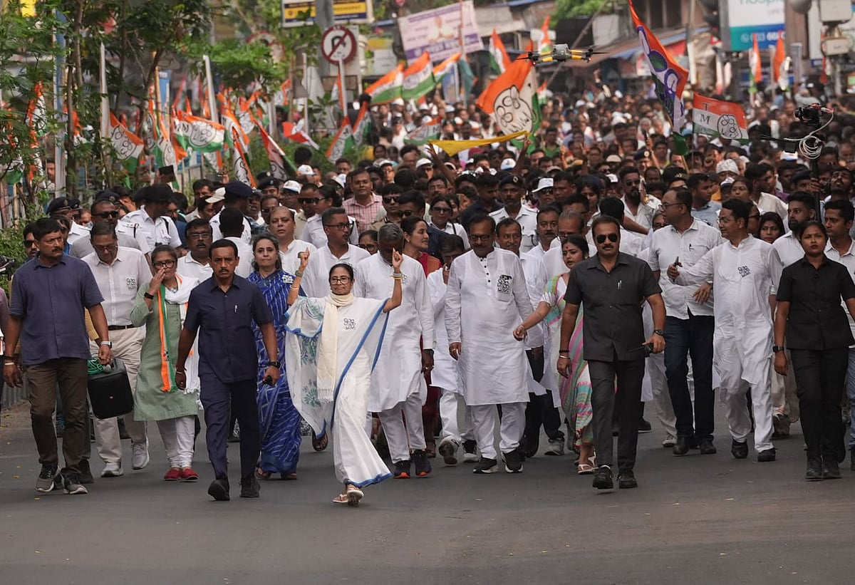 | Photo: Sandipan Chatterjee/Outlook : West Bengal Chief Minister and Trinamool Congress supremo Mamata Banerjee with party leaders and workers during a roadshow amid the ongoing West Bengal Assembly elections, in Kolkata.
