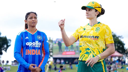 X/BCCI Women : Captains Harmanpreet Kaur (left) and Laura Wolvaardt at the toss for the fifth and final womens T20 international in Benoni.
