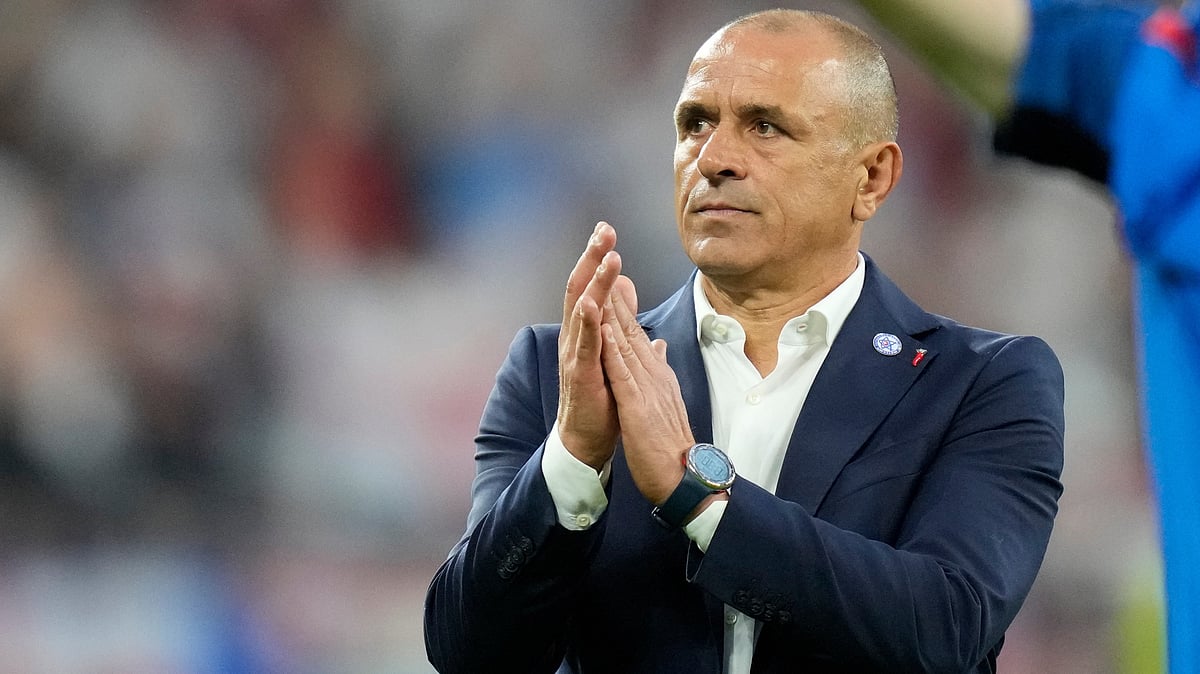 | Photo: AP/Ariel Schalit : Slovakias head coach Francesco Calzona applauds supporters at the end of a round of sixteen match between England and Slovakia at the Euro 2024 soccer tournament in Gelsenkirchen, Germany, June 30, 2024. 