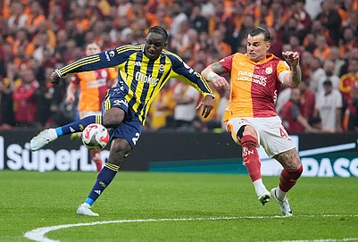 | Photo: AP/Emrah Gurel : Fenerbahces Sidiki Cherif, left, vies for the ball with Galatasarays Abdulkerim Bardakci during a Turkish Super Lig soccer match between Galatasaray and Fenerbahce in Istanbul, Turkey.