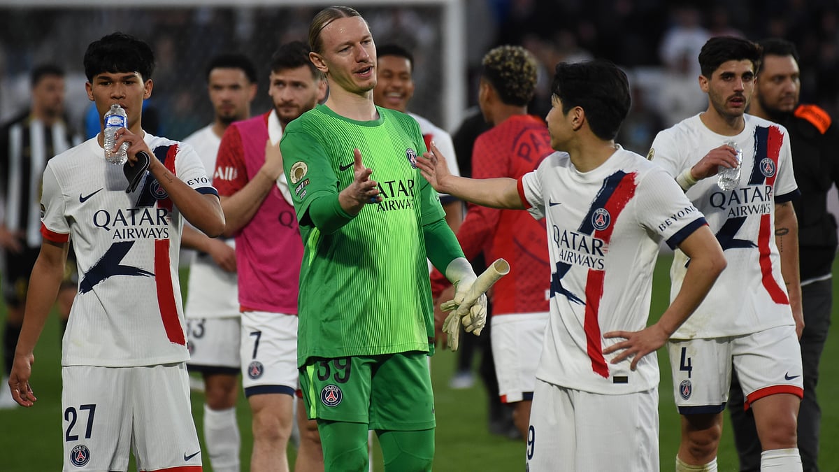 | Photo: AP/Mathieu Pattier : PSG's goalkeeper Matvey Safonov celebrates with PSG's Lee Kang-in after the French League One soccer match between Angers and Paris Saint-Germain in Angers, western France, Saturday, April 25, 2026. 