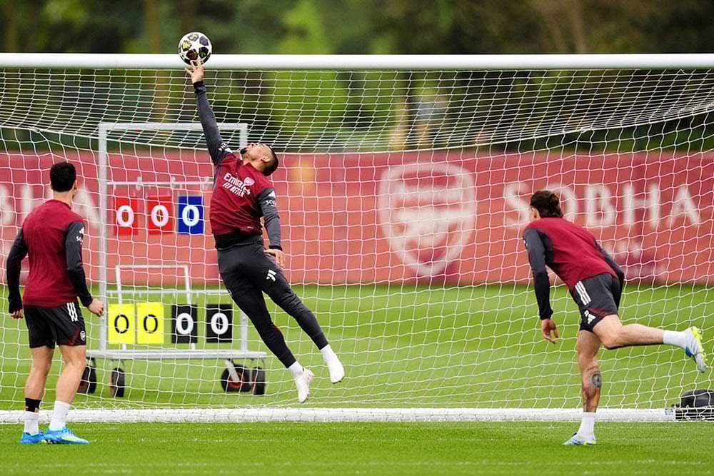 | Photo: John Walton/PA via AP : Arsenals Gabriel Jesus saves during a training session in London.