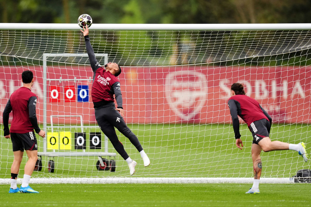 | Photo: John Walton/PA via AP : Arsenals Gabriel Jesus saves during a training session in London.