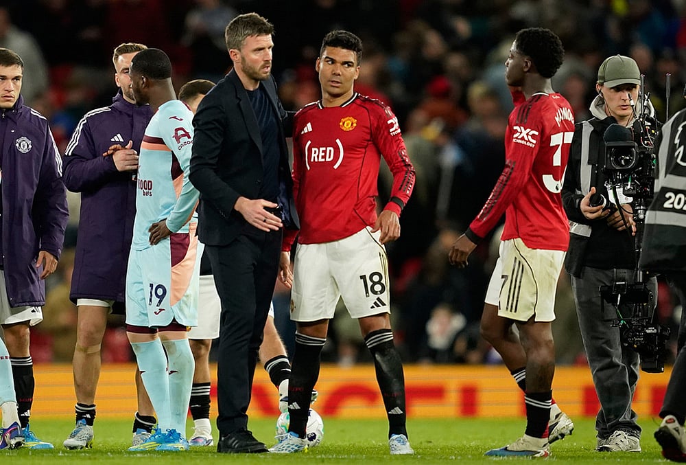 | Photo: AP/Dave Thompson : Manchester Uniteds coach Michael Carrick talks to Casemiro, center, and Kobbie Mainoo after the Premier League soccer match between Manchester United and Brentford in Manchester, England.