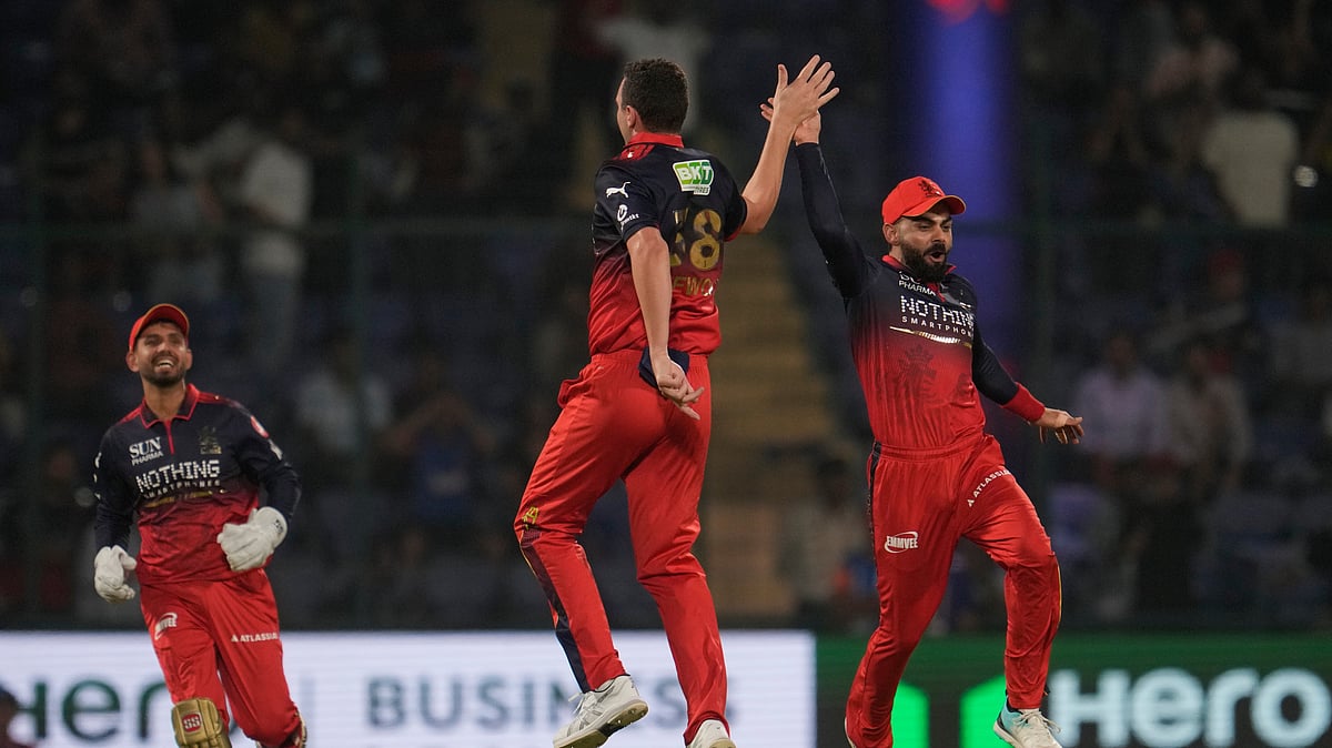 (AP Photo/Manish Swarup) : Royal Challengers Bengalurus Josh Hazlewood, center, and Virat Kohli, right, celebrates the wicket of Delhi Capitals Sameer Rizvi during the Indian Premier League cricket match between Delhi Capitals and Royal Challengers Bengaluru in Delhi, India, Monday, April 27, 2026.