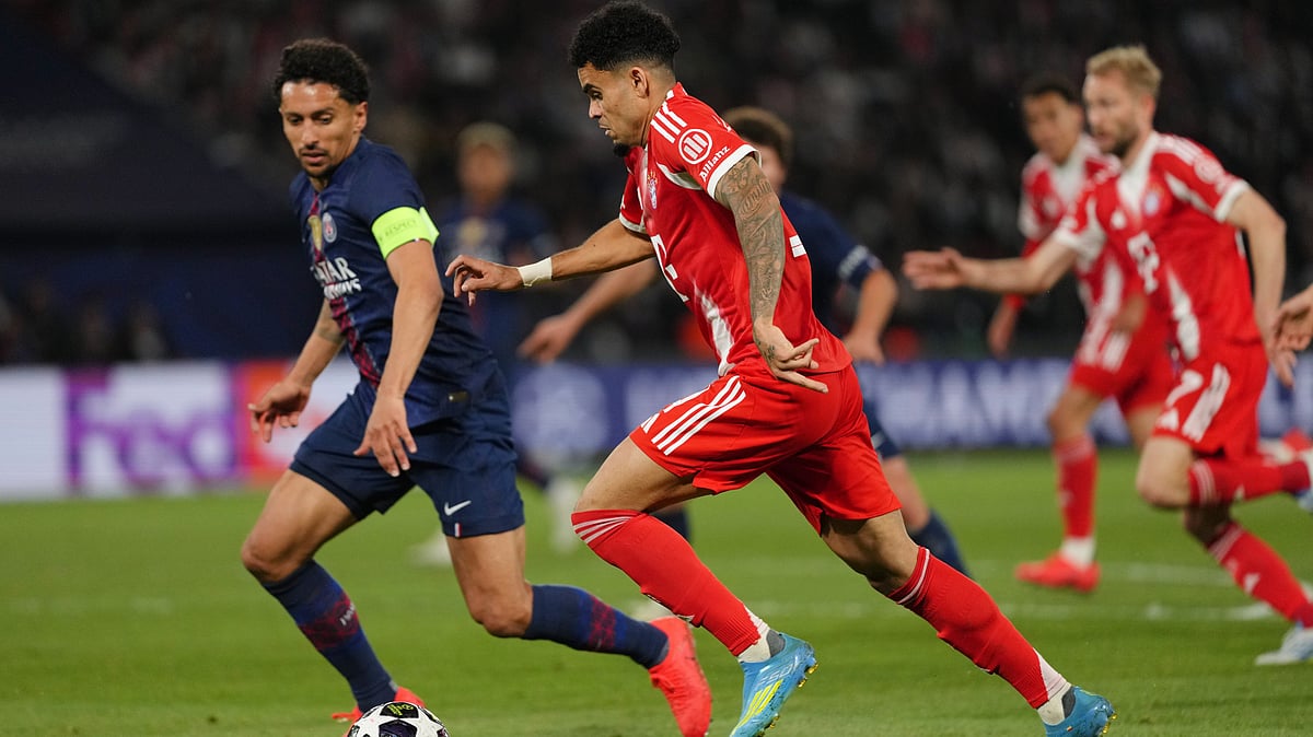 AP Photo : Bayern's Luis Diaz runs with the ball watched by PSG's Marquinhos, left, during a Champions League semifinal, first leg, soccer match between Paris Saint-Germain and Bayern Munich in Paris.