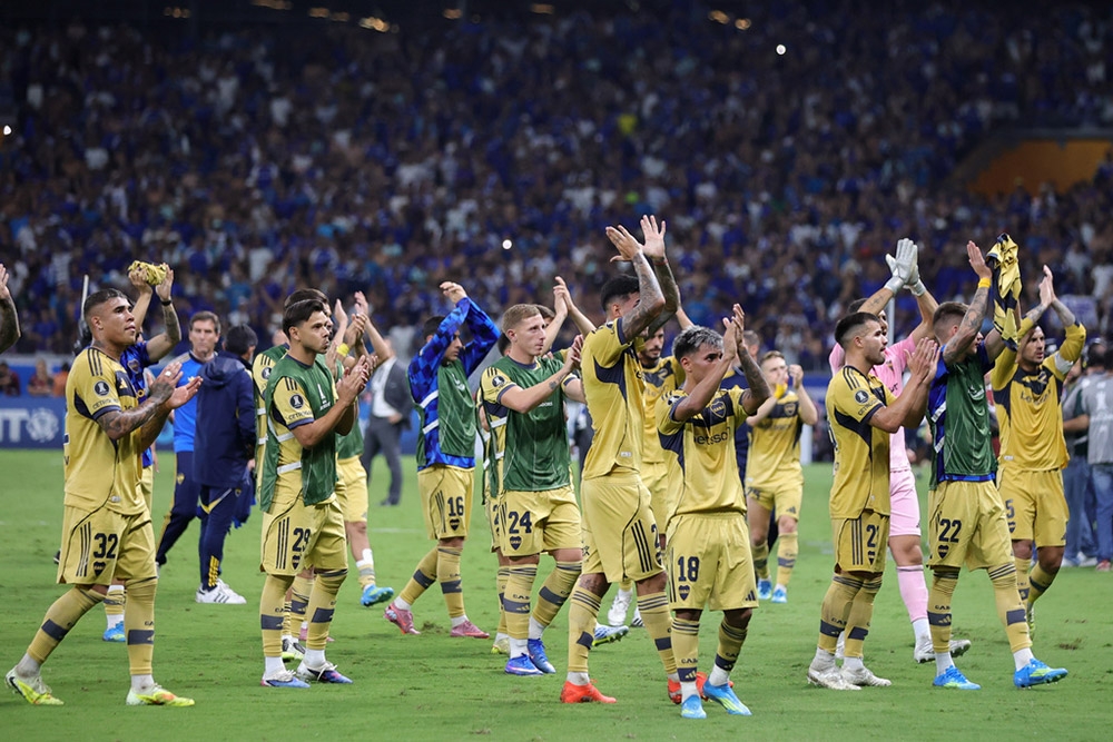 | Photo: AP/Gilson Lobo : Players of Argentinas Boca Juniors greet their supporters at the end of a Copa Libertadores Group D soccer match against Brazils Cruzeiro in Belo Horizonte, Brazil.