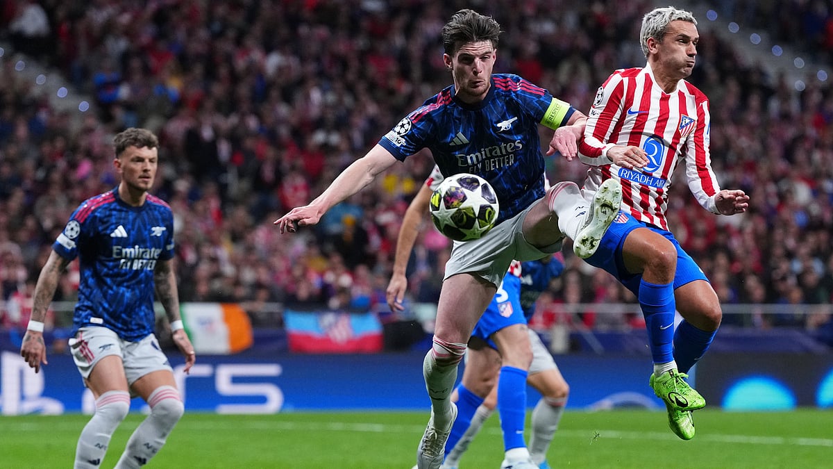 AP Photo : Arsenal's Declan Rice, left, challenges Atletico Madrid's Antoine Griezmann during a Champions League semifinal, first leg, soccer match between Atletico Madrid and Arsenal in Madrid.