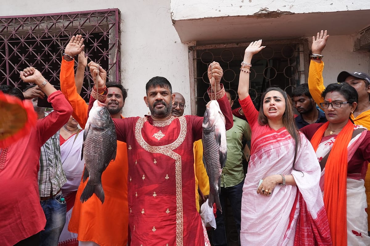 Photo by Sandipan Chatterjee  : All India Trinamool Congress (Trinamool) claims The Bharatiya Janata Party (BJP) is “not Bengali”. Breaking this perception, BJP candidate Rakesh Singh, Kolkata Port Assembly constituency in the upcoming West Bengal Assembly elections held a morning procession following traditional Bengali customs, women wore sarees, carrying fish in their hands, while campaigning door to door on the day of Bengali New Year.