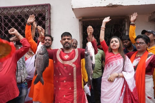 Photo by Sandipan Chatterjee : All India Trinamool Congress (Trinamool) claims The Bharatiya Janata Party (BJP) is “not Bengali”. Breaking this perception, BJP candidate Rakesh Singh, Kolkata Port Assembly constituency in the upcoming West Bengal Assembly elections held a morning procession following traditional Bengali customs, women wore sarees, carrying fish in their hands, while campaigning door to door on the day of Bengali New Year.
