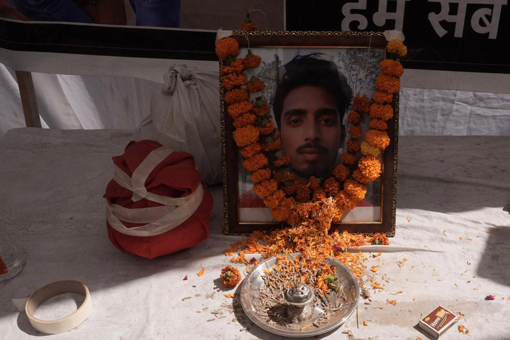 | Photo: Tribhuvan Tiwari : Pandav Kumar, a delivery agent and the sole breadwinner of a family of four, was shot dead by a Delhi Police personnel in Jafarpur Kalan on Sunday night. The officer allegedly shot the 22-year-old at point-blank range; the bullet passed through him and struck Krishn, who was riding pillion.