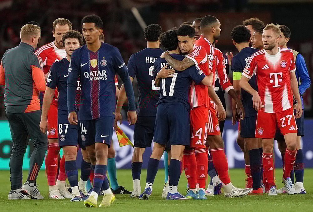 | Photo: AP/Aurelien Morissard : Bayerns Luis Diaz, center right, and PSGs Vitinha embrace at the end of a Champions League semifinal, first leg, soccer match between Paris Saint-Germain and Bayern Munich in Paris.