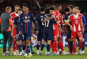| Photo: AP/Aurelien Morissard : Bayern's Luis Diaz, center right, and PSG's Vitinha embrace at the end of a Champions League semifinal, first leg, soccer match between Paris Saint-Germain and Bayern Munich in Paris.