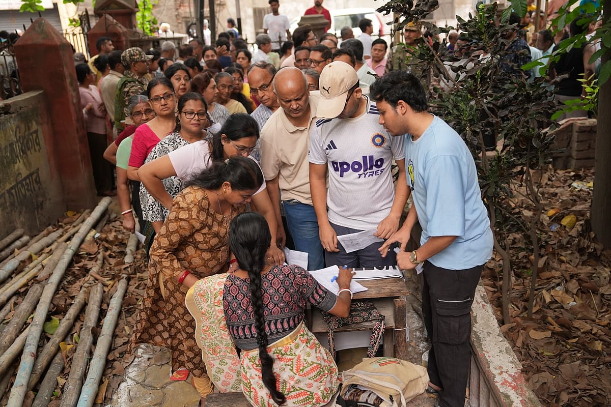 | Photo: Sandipan Chatterjee/Outlook : As voters turn out in steady numbers in Kolkata and its suburbs across communities in the second phase of polling, the city remains under the strict watch of central forces. People vote in the hope of solutions to long-standing civic issues, social gaps and unaddressed problems.