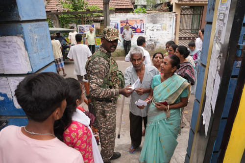 | Photo: Sandipan chatterjee/Outlook | Representative Image : As voters turn out in steady numbers in Kolkata and its suburbs across communities in the second phase of polling, the city remains under the strict watch of central forces. People vote in the hope of solutions to long-standing civic issues, social gaps and unaddressed problems.