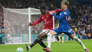 | Photo: AP/Kirsty Wigglesworth : Manchester United's Kobbie Mainoo, left, and Chelsea's Alejandro Garnacho challenge for the ball during the English Premier League soccer match between Chelsea and Manchester United in London, Saturday, April 18, 2026.