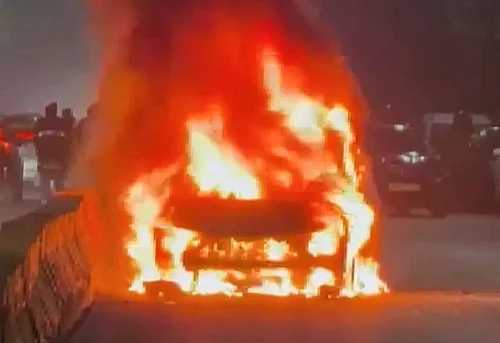 PTI : Five members of a family were burnt alive while the driver was seriously injured after a car caught fire on the Delhi-Mumbai Expressway