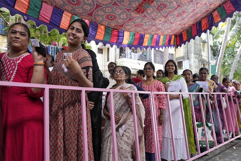 | Photo: Suresh K. Pandey : Women voters queue up in Villivakkam, Chennai 