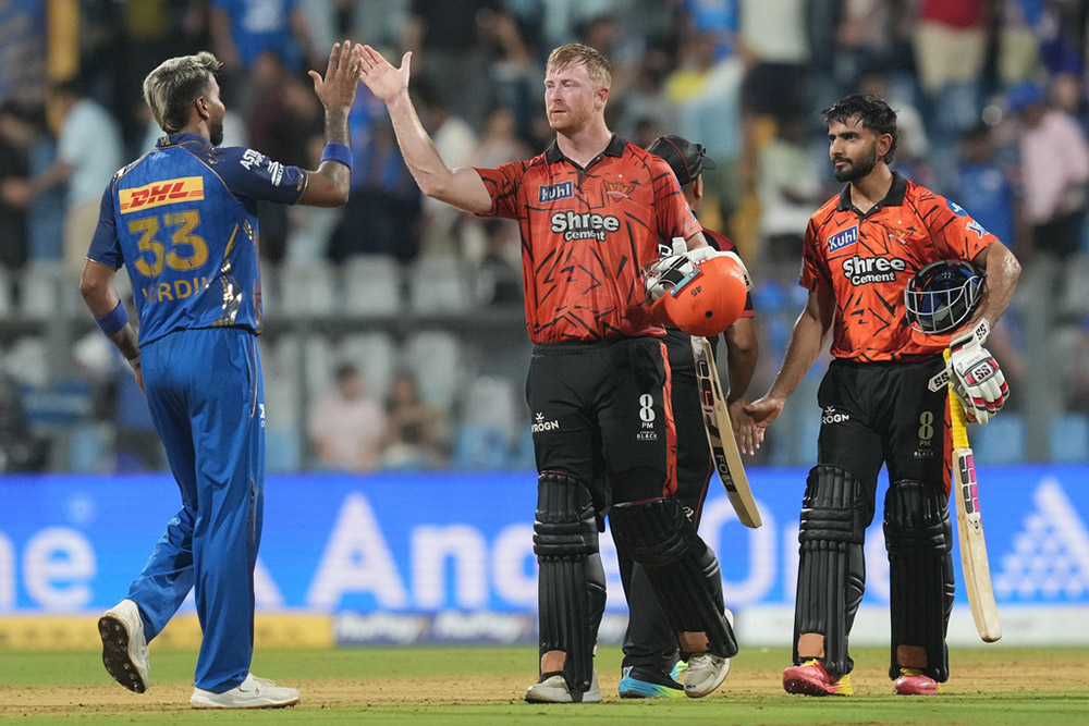 | Photo: AP/Rafiq Maqbool : Mumbai Indians captain Hardik Pandya, left, greets Sunrisers Hyderabads Heinrich Klaasen after losing the Indian Premier League cricket match between Mumbai Indians and Sunrisers Hyderabad in Mumbai, India.