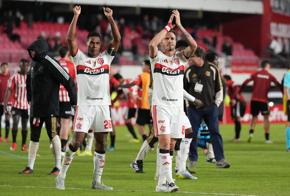 | Photo: AP/Gustavo Garello : Players of Brazils Flamengo celebrate at the end of a Copa Libertadores Group A soccer match against Argentinas Estudiantes de La Plata, in La Plata, Argentina.