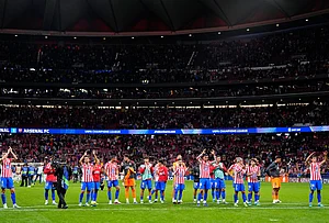 | Photo: AP/Jose Breton : Atletico players applaud the crowd after a Champions League semifinal, first leg, soccer match between Atletico Madrid and Arsenal in Madrid, Spain.
