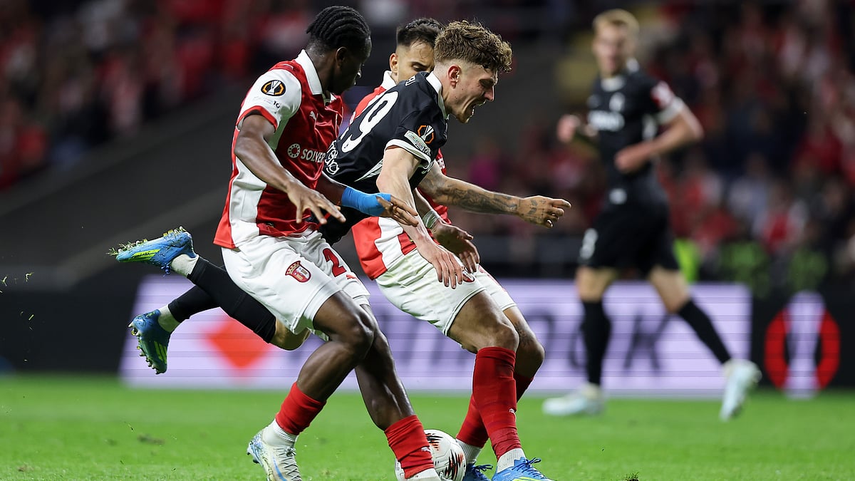 | Photo: AP/Miguel Angelo Pereira : Freiburg's Philipp Treu falls down between Braga's Mario Dorgeles, left, and Rodrigo Zalazar during the Europa League semifinal, first leg, soccer match between SC Braga and Freiburg in Braga, Portugal, Thursday, April 30, 2026.