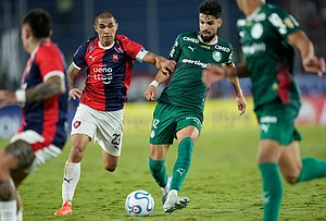 | Photo: AP/Jorge Saenz : Flaco Lopez of Brazil's Palmeiras, center right, and Victor Velazquez of Paraguay's Cerro Porteno battle for the ball during a Copa Libertadores Group F soccer match in Asuncion, Paraguay.