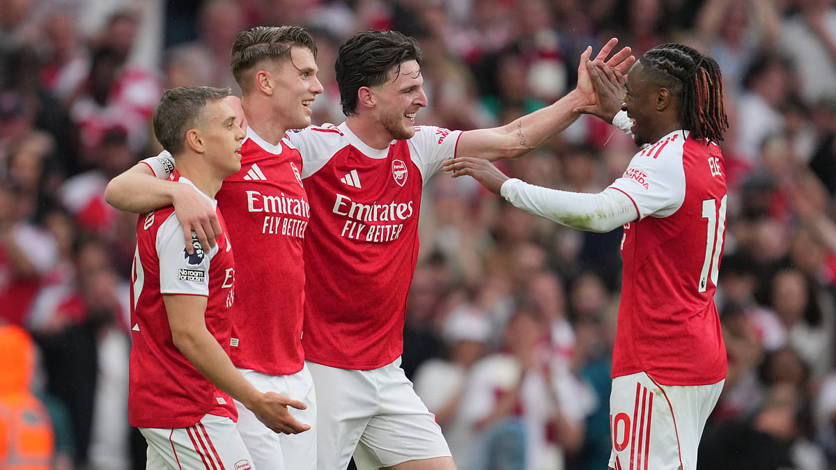 AP Photo : Arsenal's Viktor Gyoekeres, second left, celebrates with Arsenal's Declan Rice, centre, Arsenal's Leandro Trossard, left, and Arsenal's Eberechi Eze after scoring his side's third goal during the English Premier League soccer match between Arsenal and Fulham in London. 