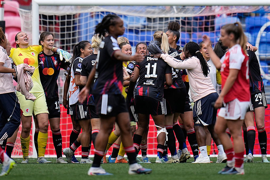 | Photo: AP/Laurent Cipriani : Lyonnes players celebrate at the end of the Womens Champions League semifinal, second leg, soccer match between OL Lyonnes and Arsenal, in Decines, outside Lyon, France.