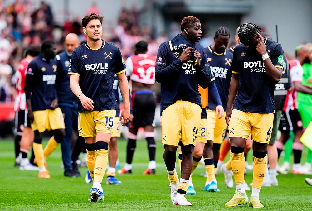 | Photo: Nick Potts/PA via AP : West Ham Uniteds Konstantinos Mavropanos, left, looks dejected with teammates following the English Premier League soccer match between Brentford and West Ham United in London. 