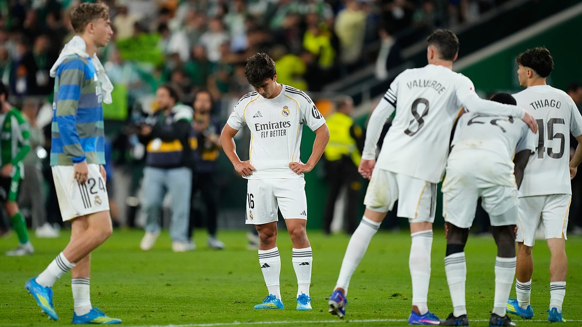 | Photo: AP/Jose Breton : Real Madrid players stand dejected after a La Liga soccer match between Real Betis and Real Madrid in Seville, Spain, Friday, April 24, 2026.