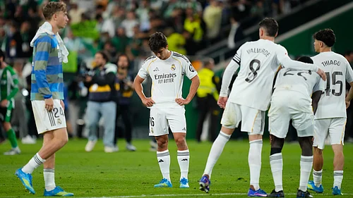 | Photo: AP/Jose Breton : Real Madrid players stand dejected after a La Liga soccer match between Real Betis and Real Madrid in Seville, Spain, Friday, April 24, 2026.