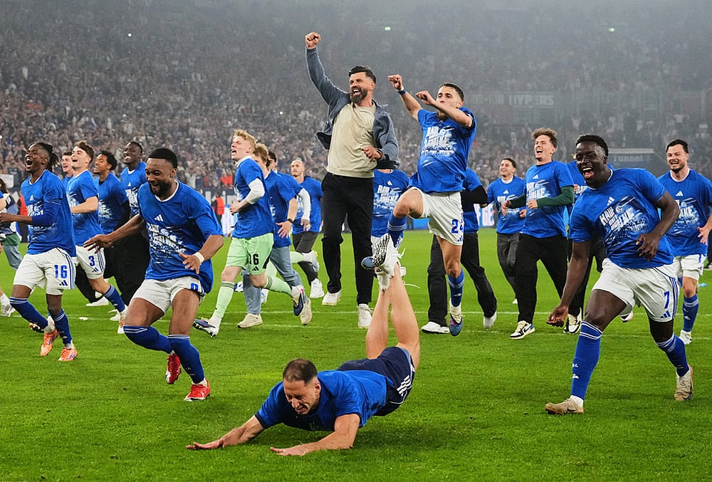 | Photo: AP/Martin Meissner : Schalke's head coach Miron Muslic celebrates with his players after FC Schalke 04 secured promotion to the German Bundesliga by winning the Bundesliga 2 match against Fortuna Duesseldorf at the Arena in Gelsenkirchen, Germany.