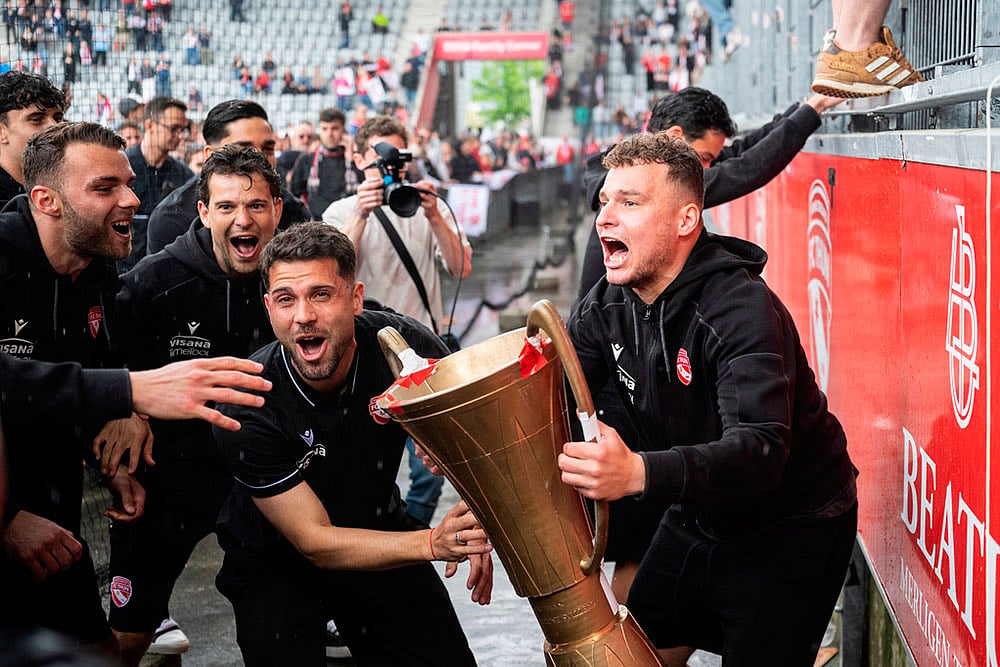 | Photo: Alessandro della Valle/Keystone via AP : Thuns Vasilije Janjicic, right, and Leonardo Bertone, lift a dummy trophy to celebrate the championship title in Thun, Switzerland.