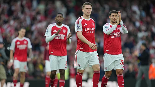AP Photo : Arsenal players celebrate their victory at the English Premier League soccer match between Arsenal and Fulham in London, England.