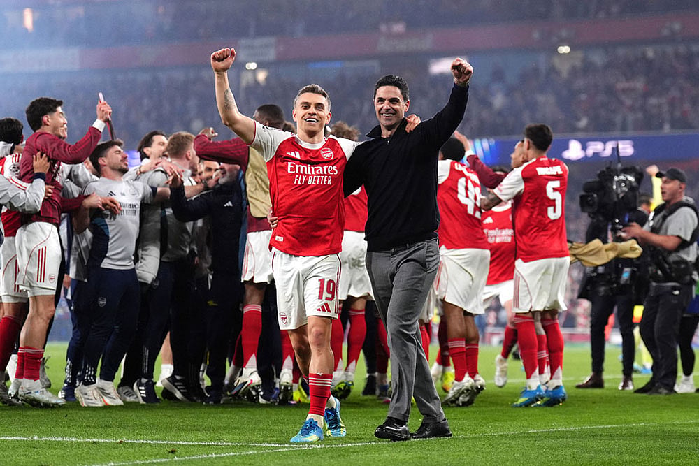 | Photo: John Walton/PA via AP : Arsenals Leandro Trossard, left, and manager Mikel Arteta celebrate at the the end of a Champions League semifinal, second leg, soccer match between Arsenal FC and Atletico Madrid in London.