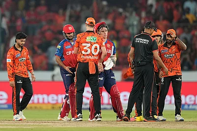 | Photo: AP/Mahesh Kumar A. : Sunrisers Hyderabads players shake hands with Punjab Kings players after their win in the Indian Premier League cricket match between Sunrisers Hyderabad and Punjab Kings in Hyderabad, India.