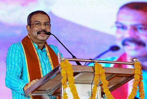 IMAGO : Union Education Minister Dharmendra Pradhan on Wednesday alleged that democracy in West Bengal was being held at gunpoint and accused Chief Minister Mamata Banerjee of refusing to accept the spirit of the electoral mandate.