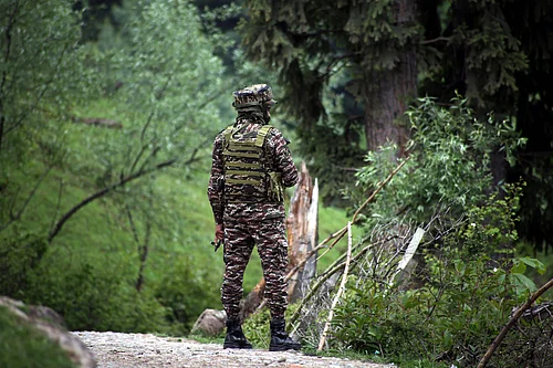 IMAGO :
CRPF troop member standing guard in Jammu and Kashmirs Shopian district