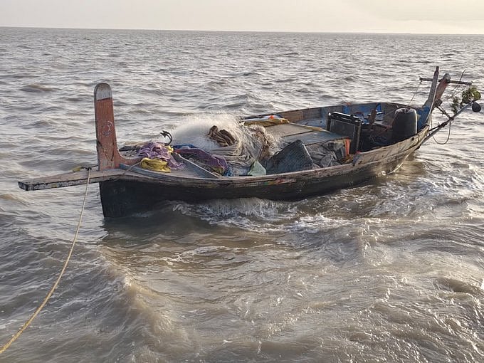 PTI : A suspected Pakistani boat was found abandoned in a creek area along the coast of Gujarats Kutch district.
