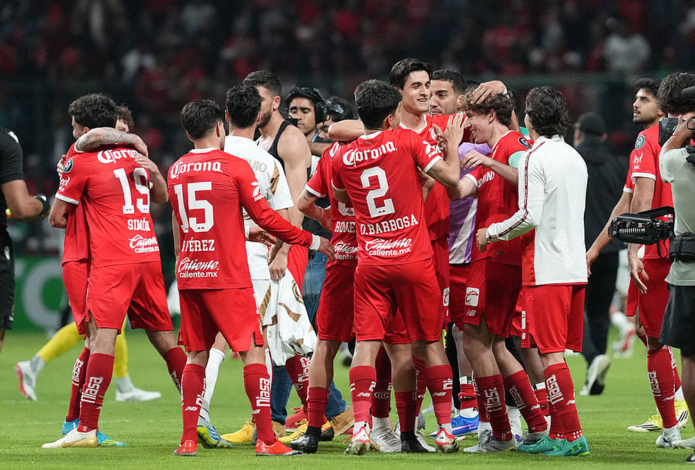 | Photo: AP/Fernando Llano : Players of Mexicos Toluca celebrate after beating the United States Los Angeles FC during a CONCACAF Champions Cup second leg semifinal soccer match in Toluca, Mexico.