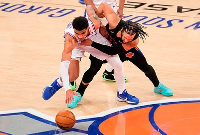 | Photo: AP/Yuki Iwamura : Philadelphia 76ers forward Dominick Barlow (25) fights for control of the ball with New York Knicks guard Jalen Brunson (11) during the second half of Game 2 in a second-round NBA basketball playoffs series, in New York.