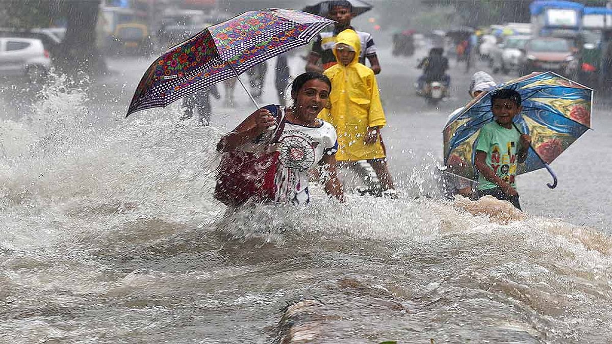 File photo : Heavy Rains Lash Mumbai; Schools And Colleges Shut, Trains Hit