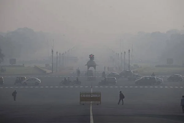 Dense Fog Engulfs Delhi as AQI Nears ‘Severe’