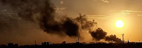 FILE PIC | : Smoke rises during clashes between the Sudanese Armed Forces and the paramilitary Rapid Support Forces (RSF) in Khartoum, Sudan. | REPRESENTATIONAL IMAGE |